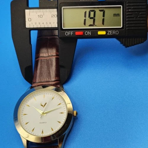 Vintage 1999 Executive Classic Gold Tone 39mm Mens Quartz Watch Leather Strap