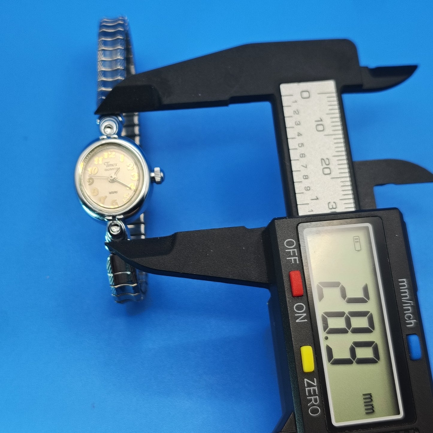 Vintage 1975 Timex 29mm Women's Quartz Cocktail Watch Stretch Bracelet Restored