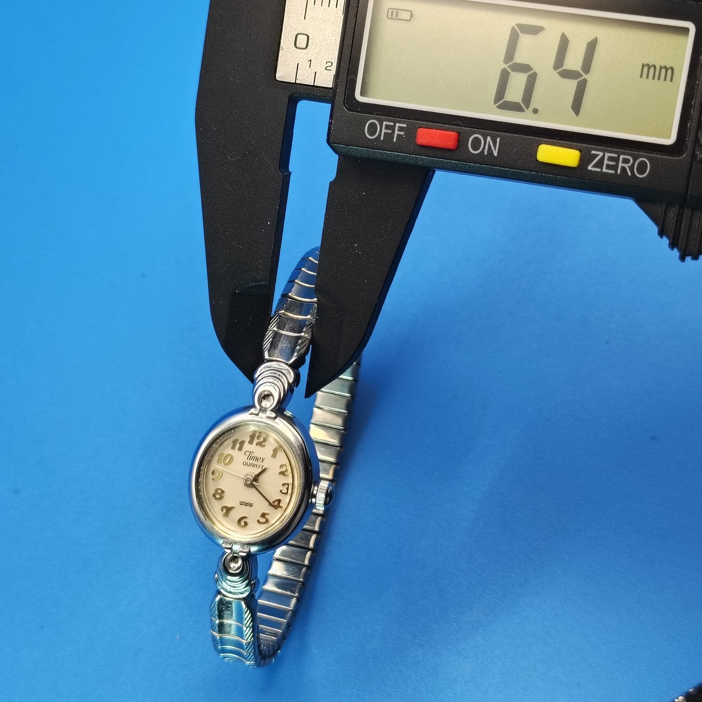 Vintage 1975 Timex 29mm Women's Quartz Cocktail Watch Stretch Bracelet Restored