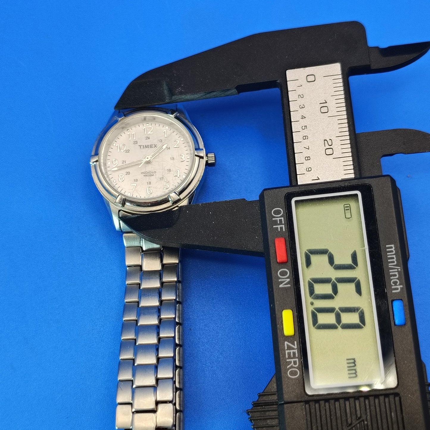 Vintage 1995 Timex Indiglo 27mm Women's Quartz Watch Stretch Bracelet Fits size 9 and smaller