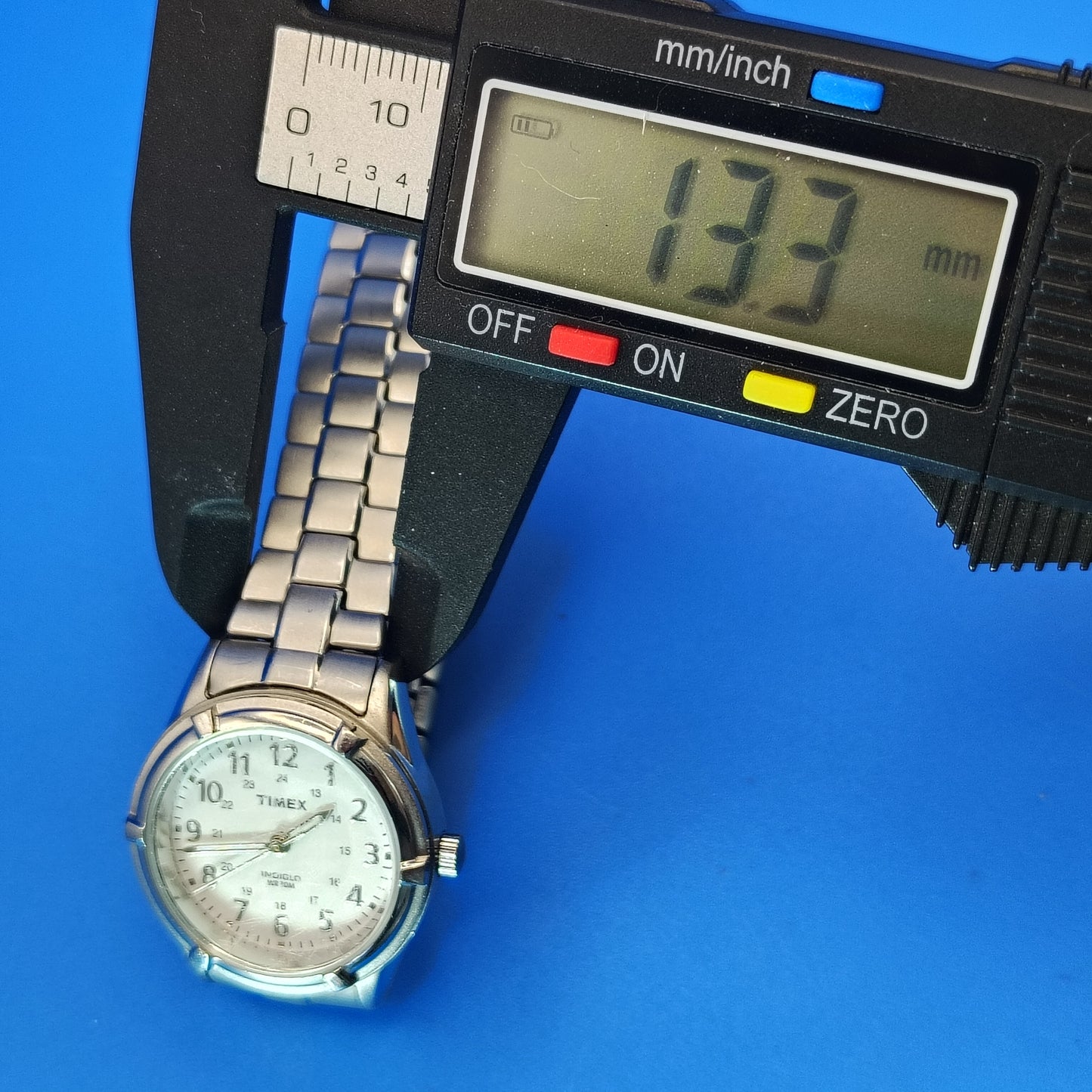 Vintage 1995 Timex Indiglo 27mm Women's Quartz Watch Stretch Bracelet Fits size 9 and smaller