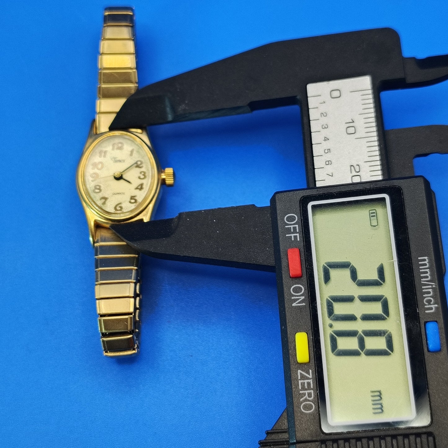 Vintage 1976 Timex Oval 20mm Women's Quartz Watch Stretch Bracelet Fits all wrist Size up to 8