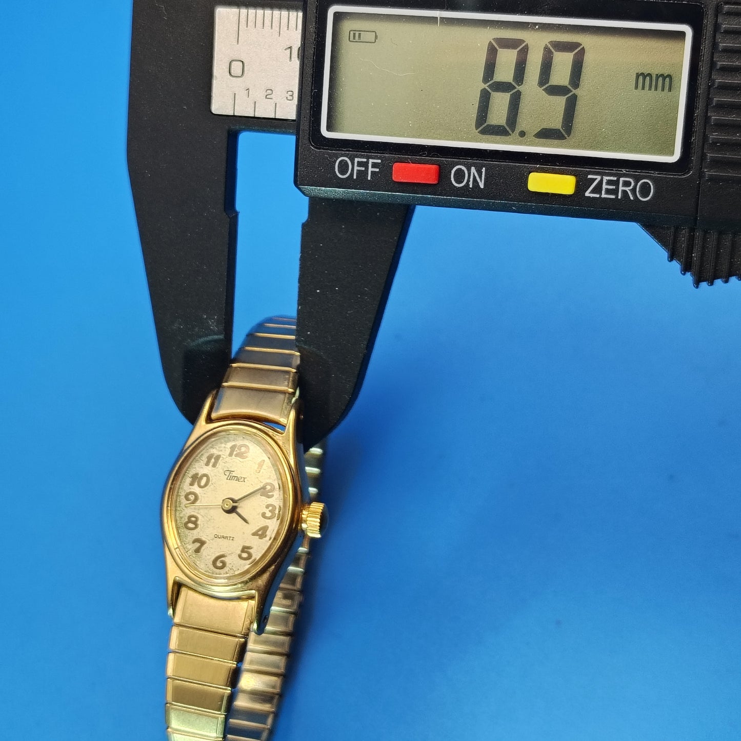 Vintage 1976 Timex Oval 20mm Women's Quartz Watch Stretch Bracelet Fits all wrist Size up to 8