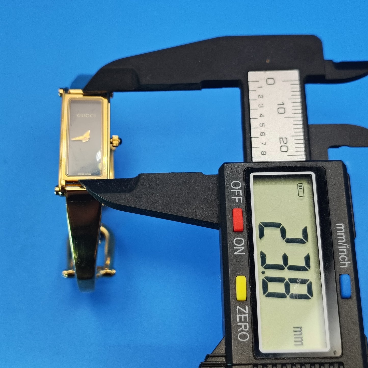 Authentic Gucci 1500L Vintage 1992 Swiss Made Tank Women's Quartz Bangle Luxury Watch