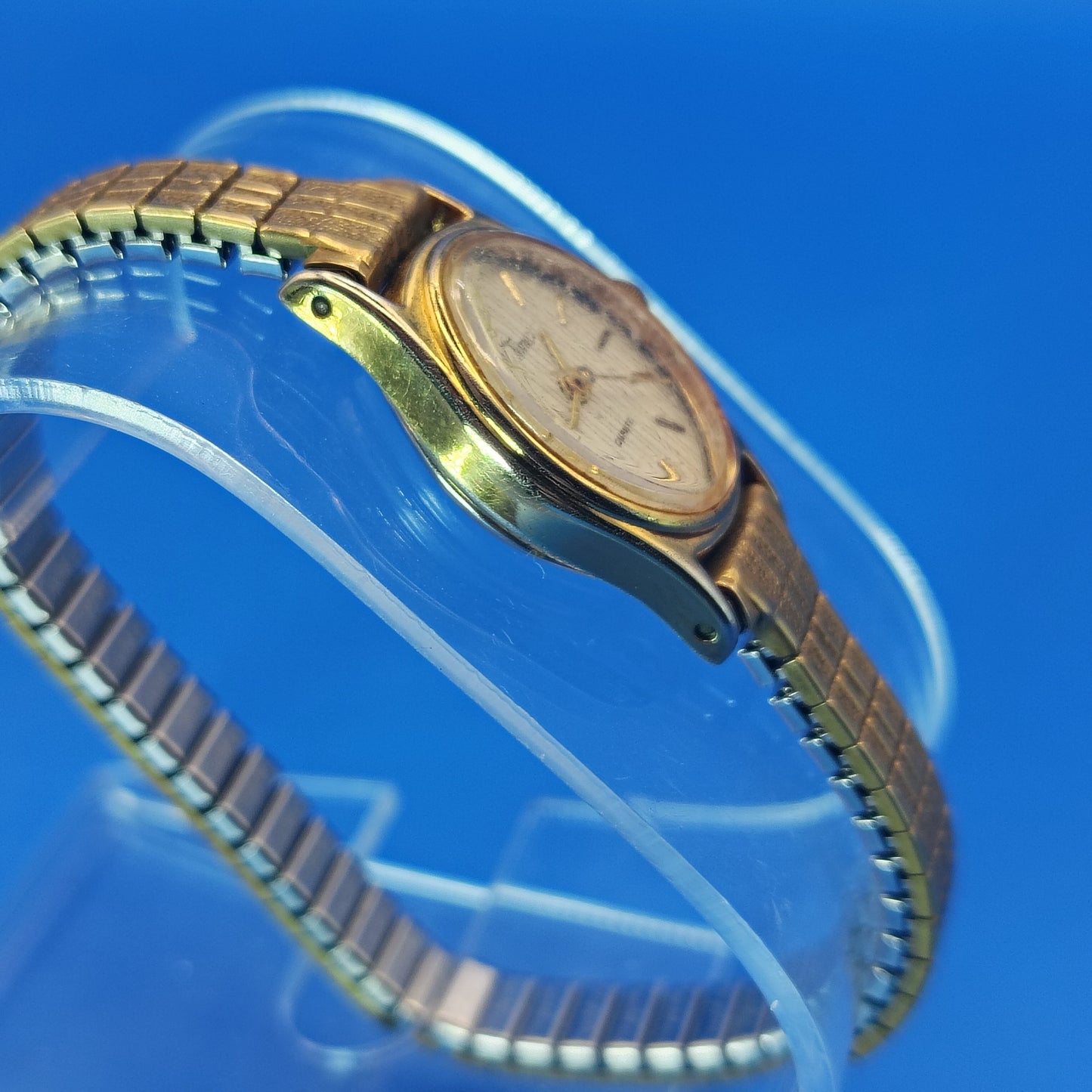 Vintage 1979 Timex Oval 19mm Womens Quartz Watch Pinstripe Dial Stretch Bracelet