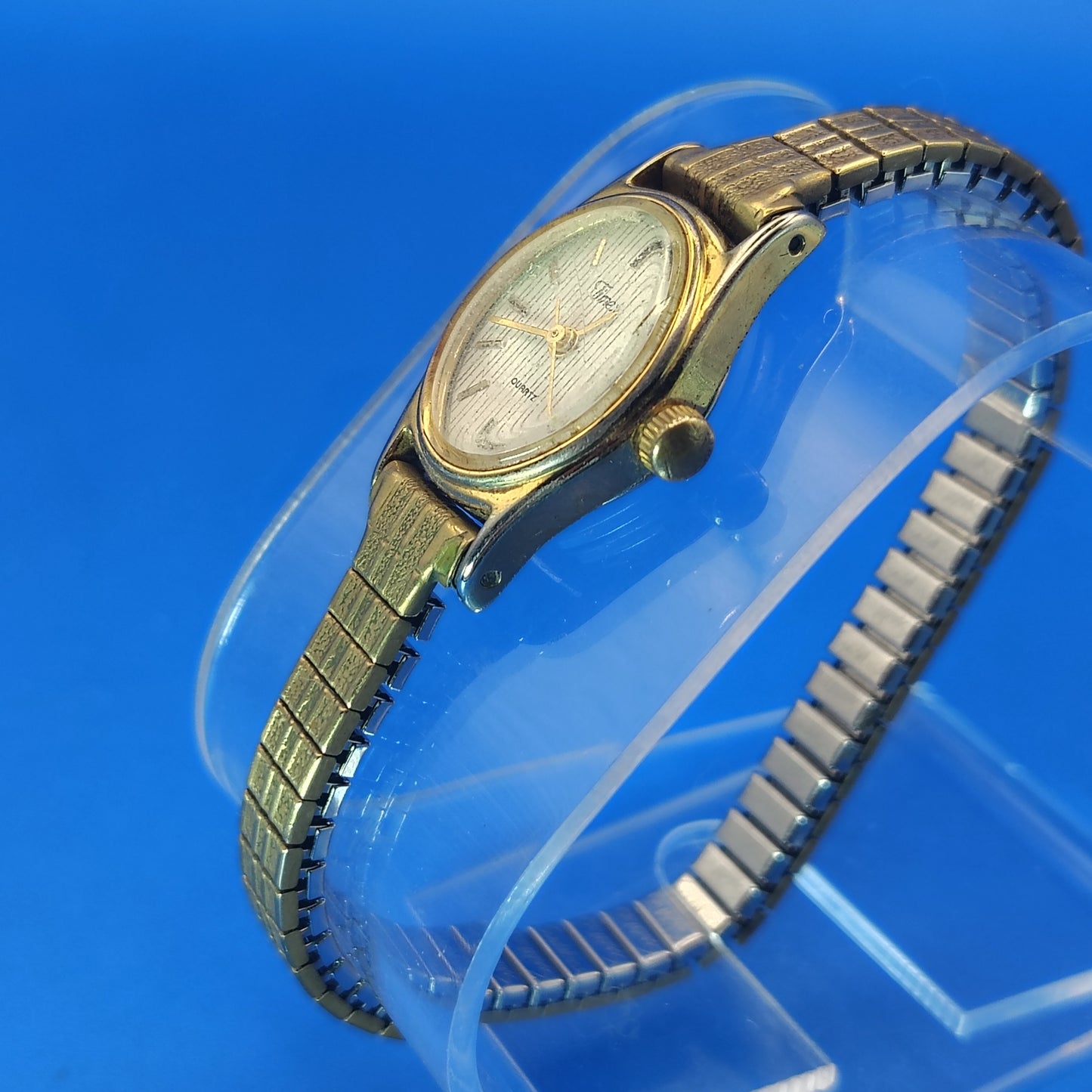 Vintage 1979 Timex Oval 19mm Womens Quartz Watch Pinstripe Dial Stretch Bracelet