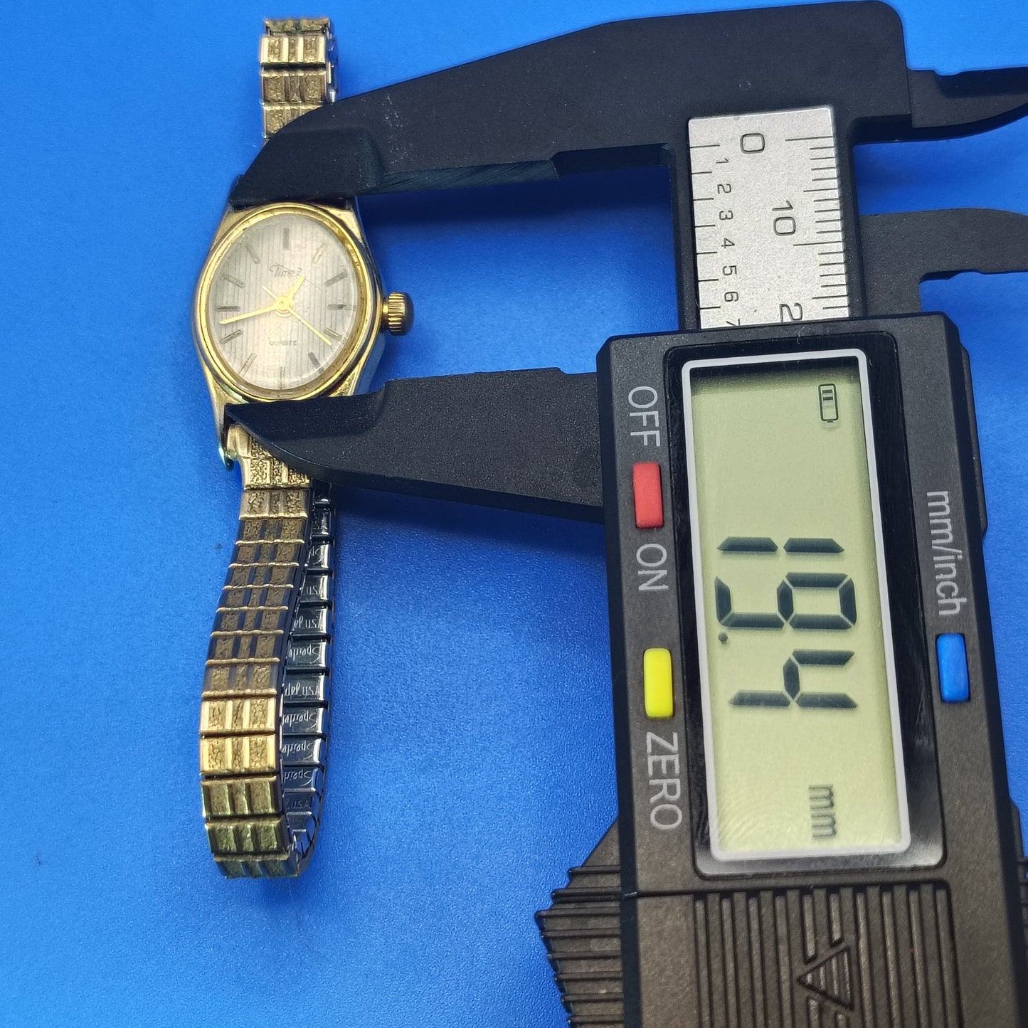 Vintage 1979 Timex Oval 19mm Womens Quartz Watch Pinstripe Dial Stretch Bracelet