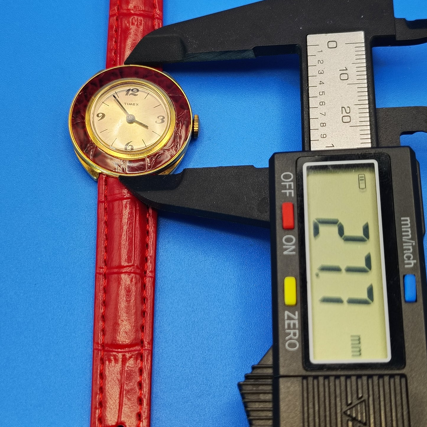 Vintage 1974 Timex Mechanical Wind 27mm Women's Watch New Leather Strap Size 4-6.75