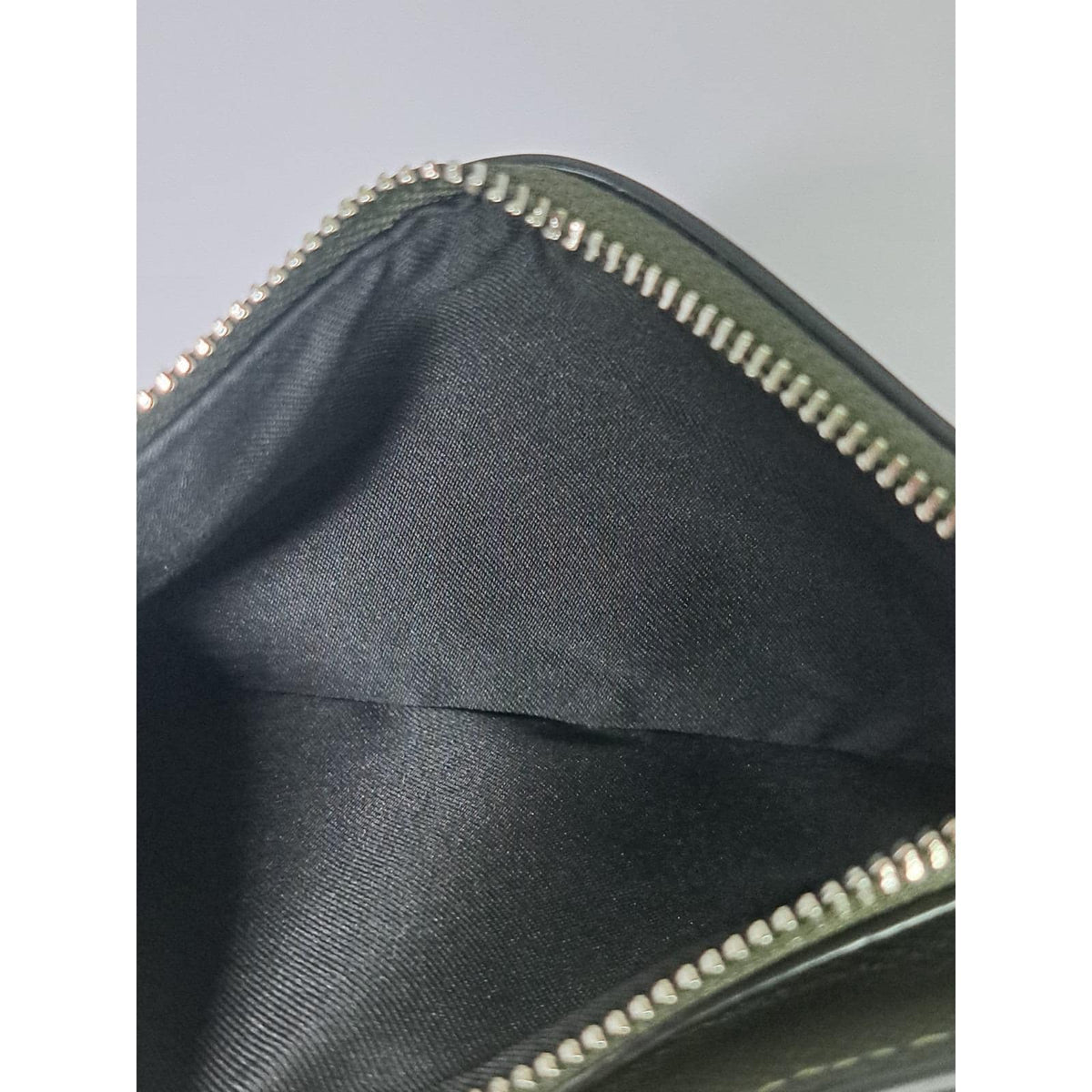 Vintage 2017 Coach Olive Green Crossgrain Leather Phone Wallet Clutch Luxury Bag