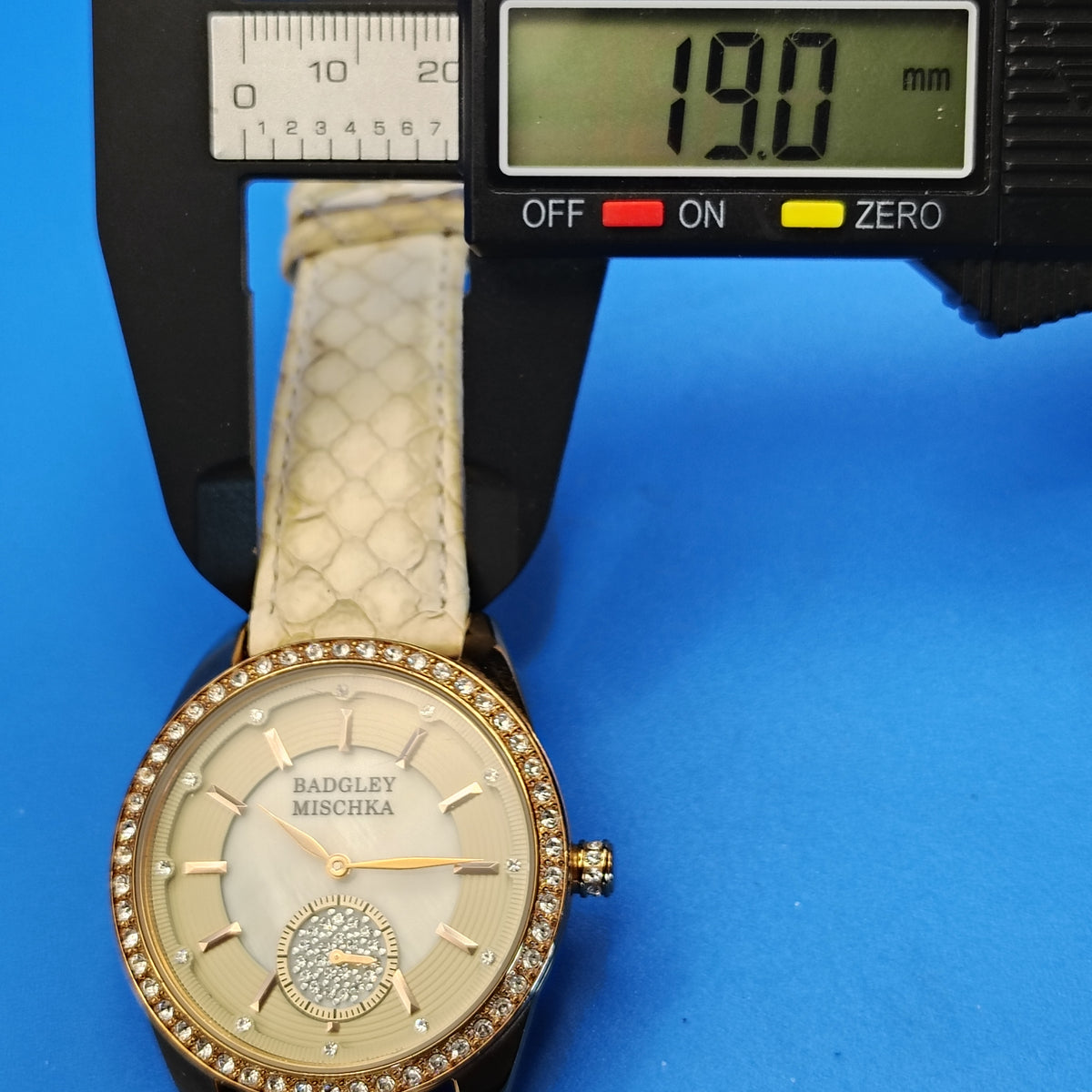 Vintage 2006 Bradgley Mischka Mother of Pearl 40mm Womens Luxury Watch Snake Skin Strap