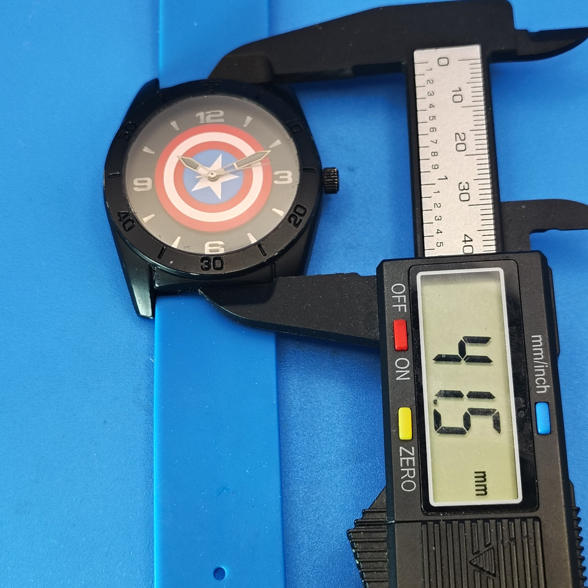 Vintage 2012 Marvel Captain America 41mm Mens Quartz Watch Rubber Strap Restored