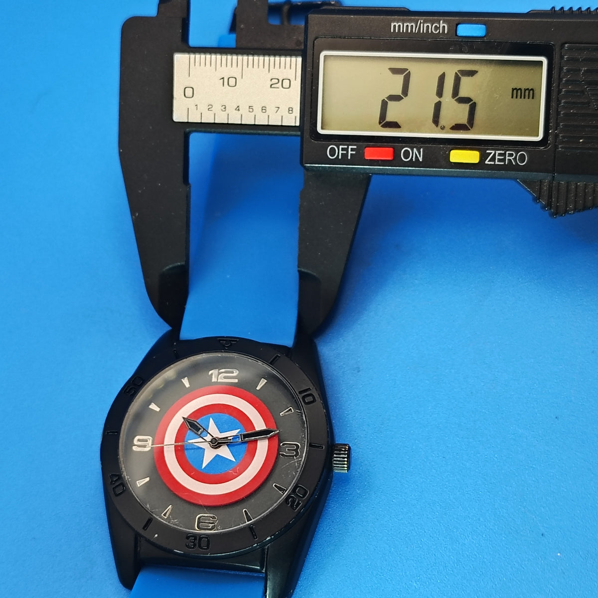 Vintage 2012 Marvel Captain America 41mm Mens Quartz Watch Rubber Strap Restored