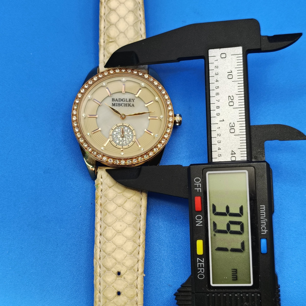 Vintage 2006 Bradgley Mischka Mother of Pearl 40mm Womens Luxury Watch Snake Skin Strap