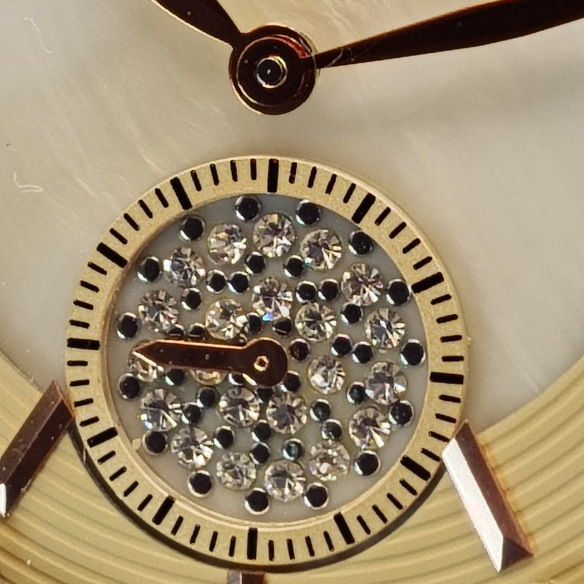 Vintage 2006 Bradgley Mischka Mother of Pearl 40mm Womens Luxury Watch Snake Skin Strap