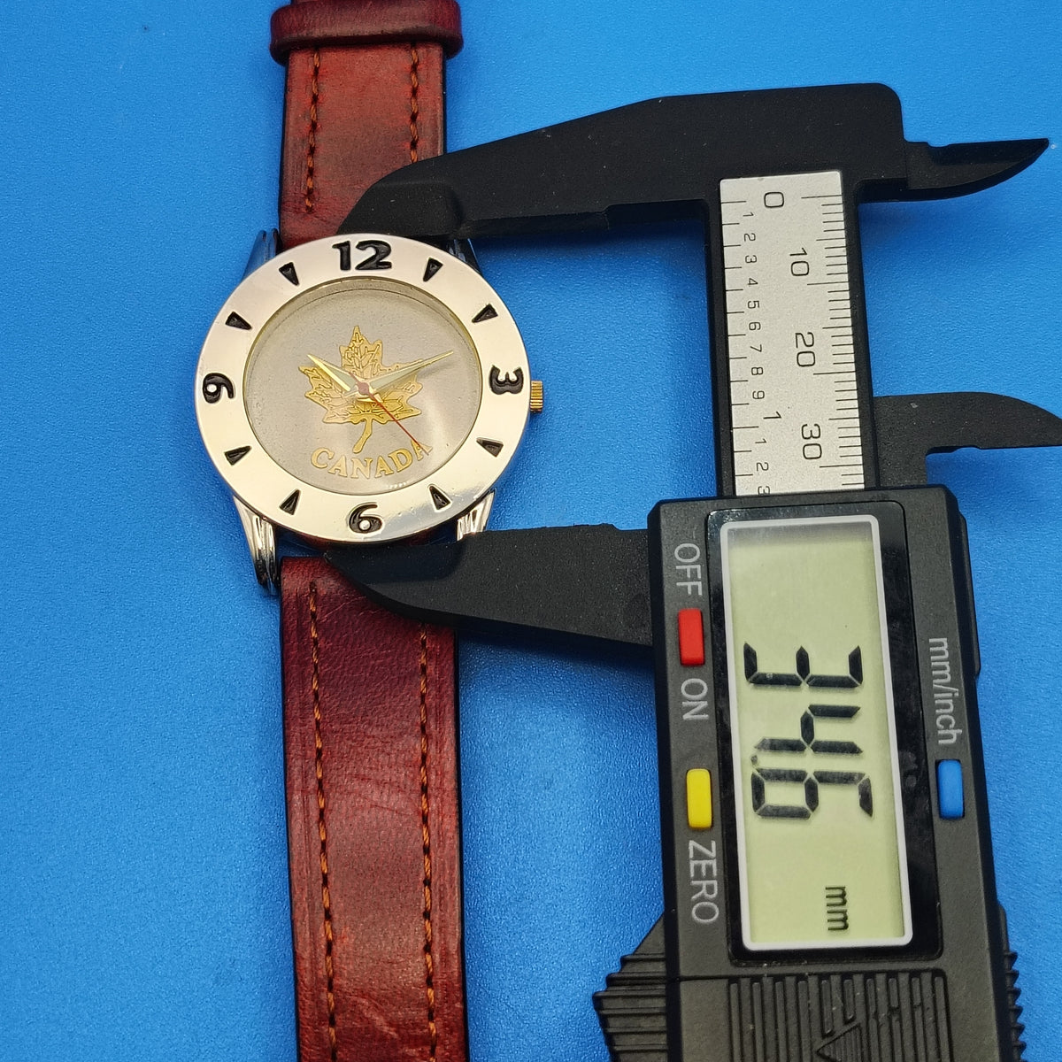 Vintage 2006 Canada Maple Leaf Japan Movt Leather 34mm Unisex Quartz Watch Clearance