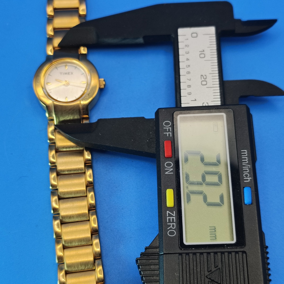 Vintage 1992 Timex 30mm Integrated Bracelet Women's Quartz Watch Size 6.25