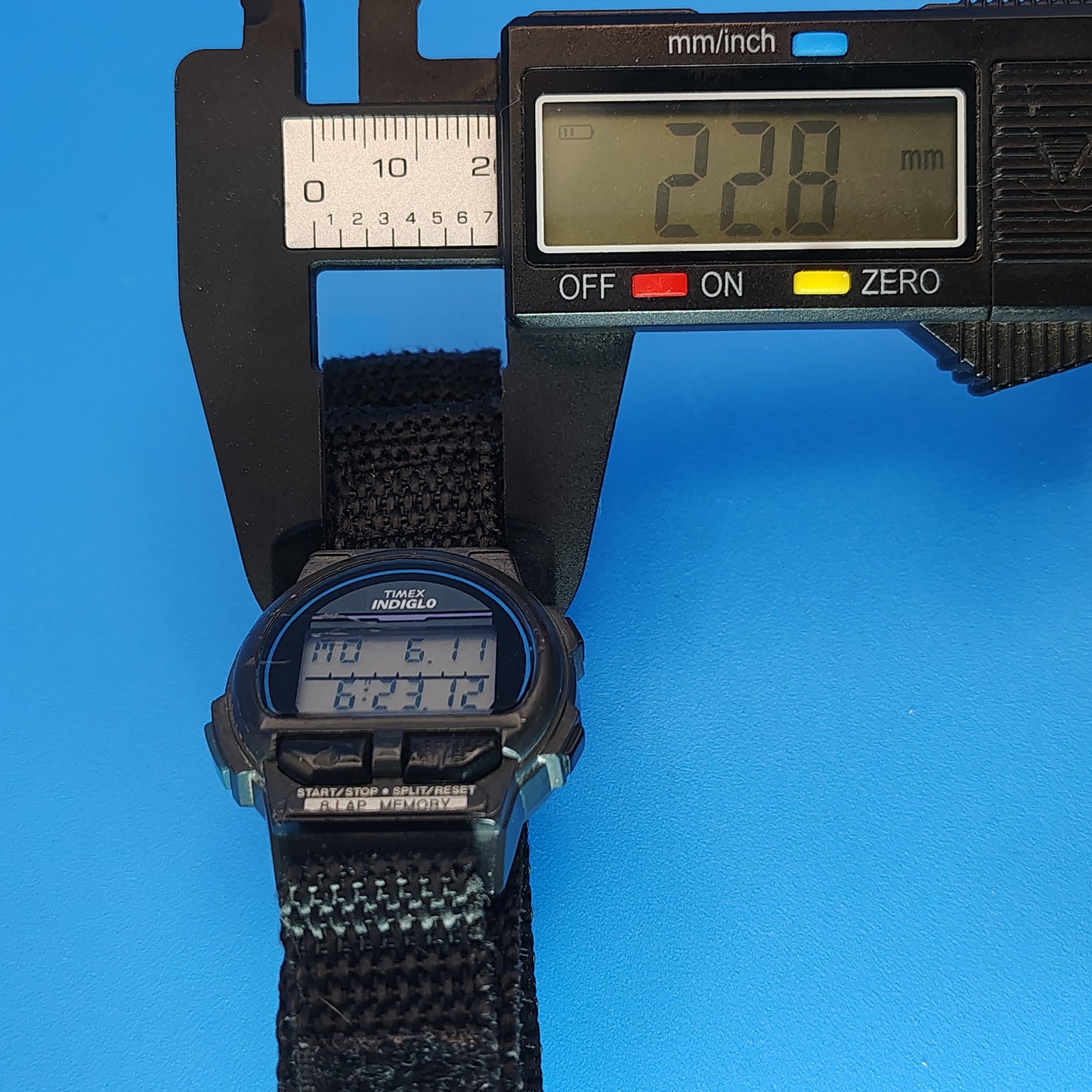 Vintage 1994 Timex Triathlon Indiglo 38mm Mens Quartz Retro Digital Sport Watch