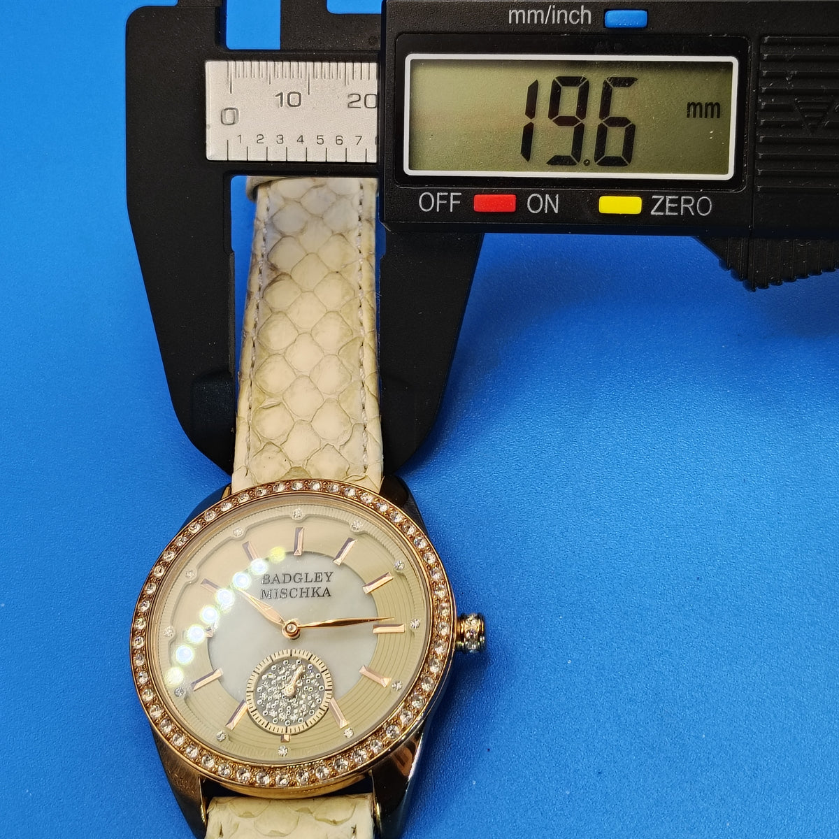 Vintage 2006 Bradgley Mischka Mother of Pearl 40mm Womens Luxury Watch Snake Skin Strap