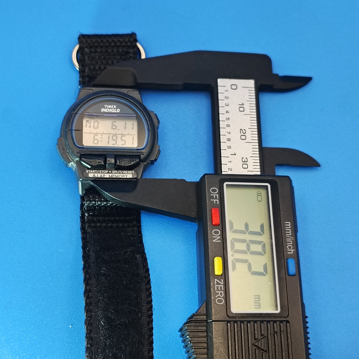 Vintage 1994 Timex Triathlon Indiglo 38mm Mens Quartz Retro Digital Sport Watch