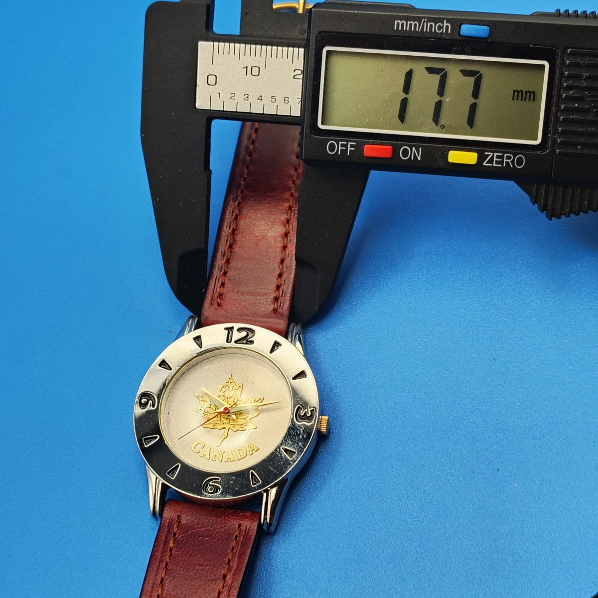 Vintage 2006 Canada Maple Leaf Japan Movt Leather 34mm Unisex Quartz Watch Clearance