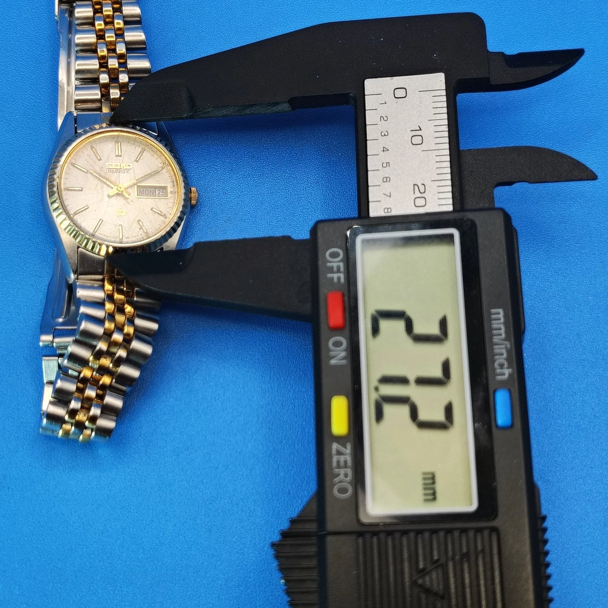 Vintage 1989 Seiko SQ 3Y03-0169 Day-Date 27mm Women's Two Tone Quartz Watch