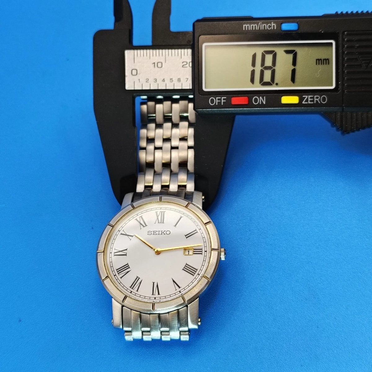 Vintage 2000 Seiko 7N39-0BW0 Roman Numeral Date 37mm Mens Quartz Watch Sapphire