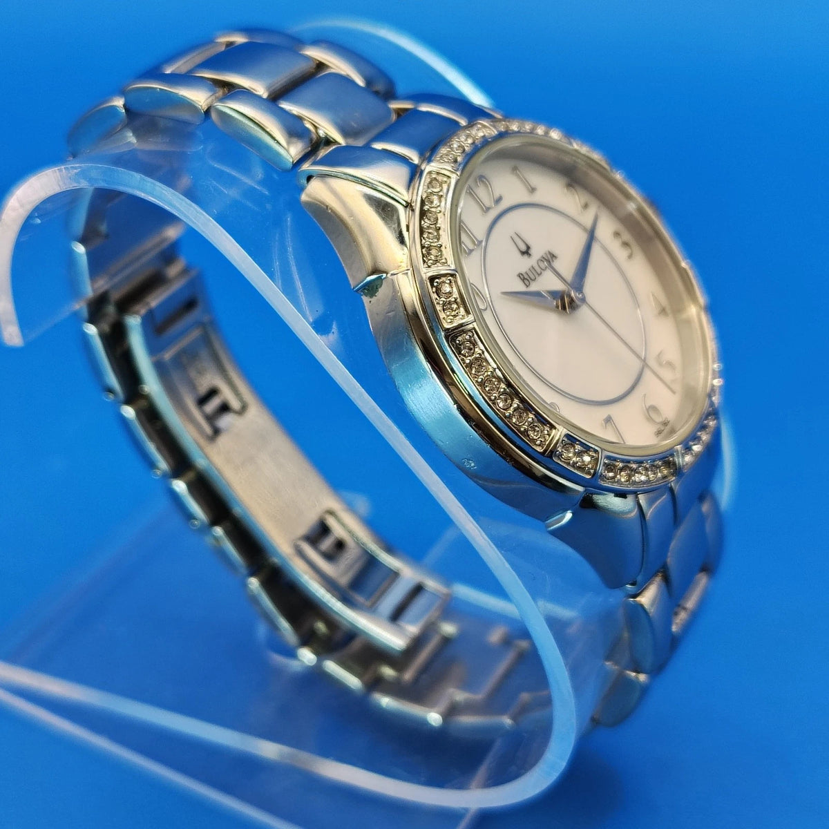 Vintage 2009 Bulova 96L182 Mother of Pearl Pave Bezel 30mm Women's Quartz Watch