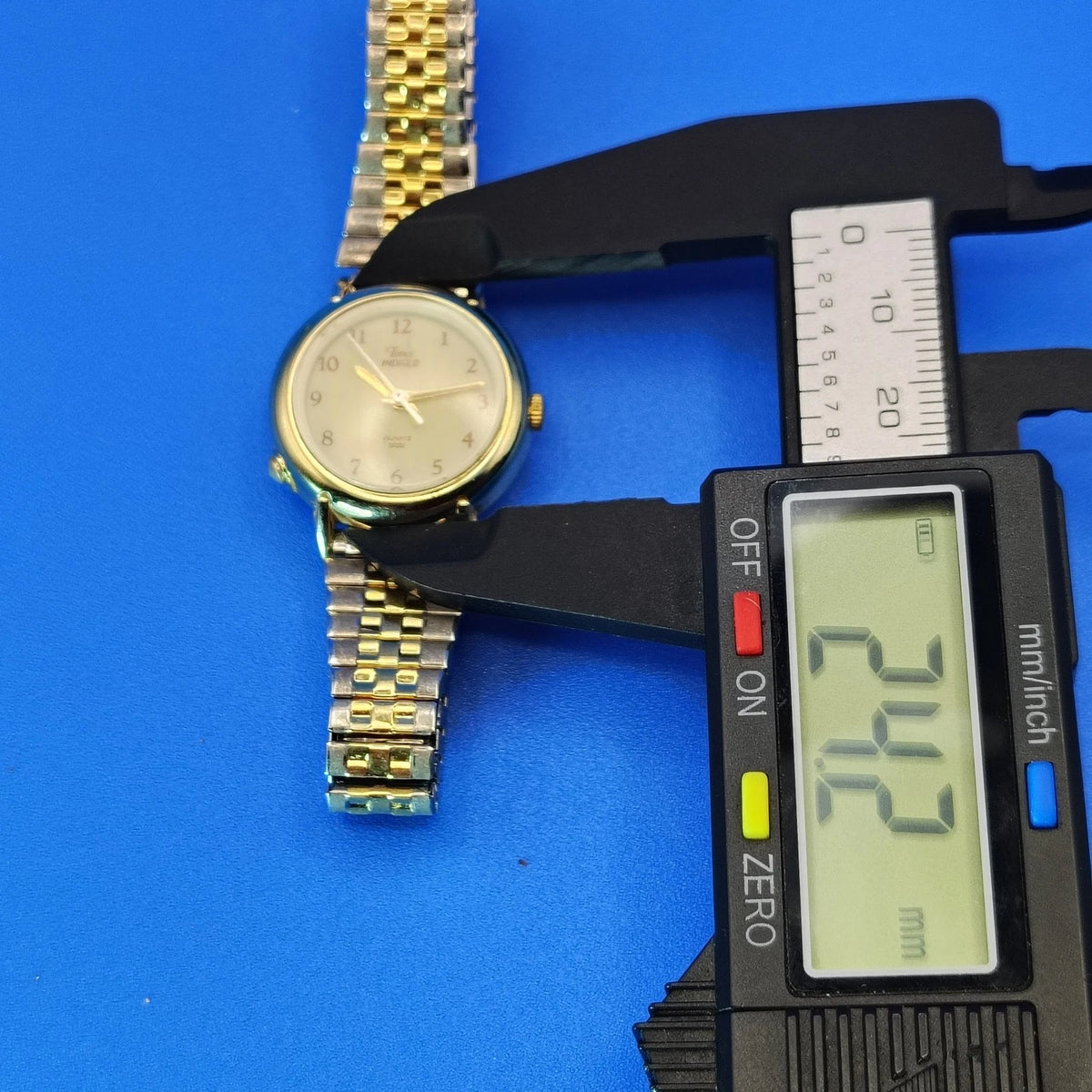 Vintage 2002 Timex Classic 25mm Women's Quartz Two Tone Dress Watch (No Indiglo)