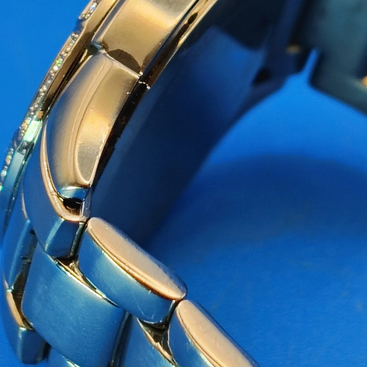 Vintage 2009 Bulova 96L182 Mother of Pearl Pave Bezel 30mm Women's Quartz Watch