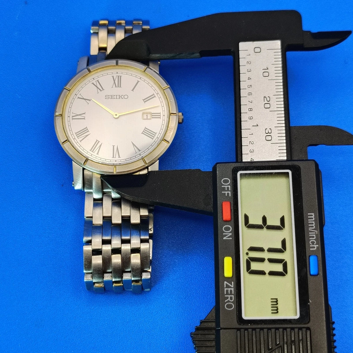 Vintage 2000 Seiko 7N39-0BW0 Roman Numeral Date 37mm Mens Quartz Watch Sapphire