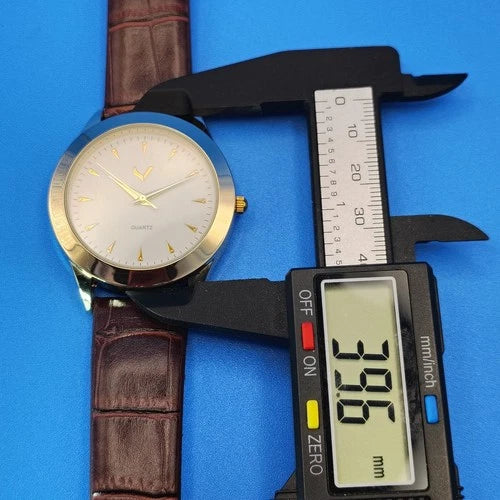 Vintage 1999 Executive Classic Gold Tone 39mm Mens Quartz Watch Leather Strap